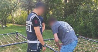 Eskişehir'de polis ekipleri parklardaki şüpheli şahıslara kimlik sorgusu yaptı