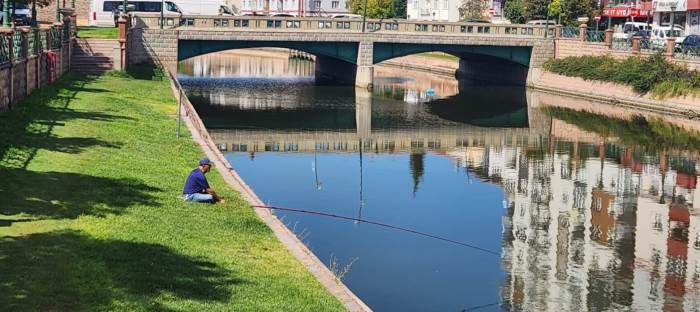 Eskişehir'de Porsuk Çayı'nın tadını balık tutarak çıkarttı