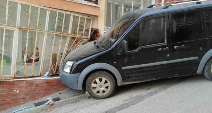 Eskişehir'de şaşırtan kaza: Evin salonuna park edecekti...