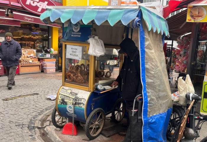 Eskişehir'de soğuğa karşı ekmek paralarını kazanıyorlar