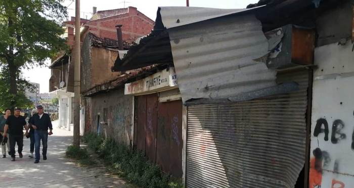 Eskişehir'de terk edilen binalardan sarkan tehlike