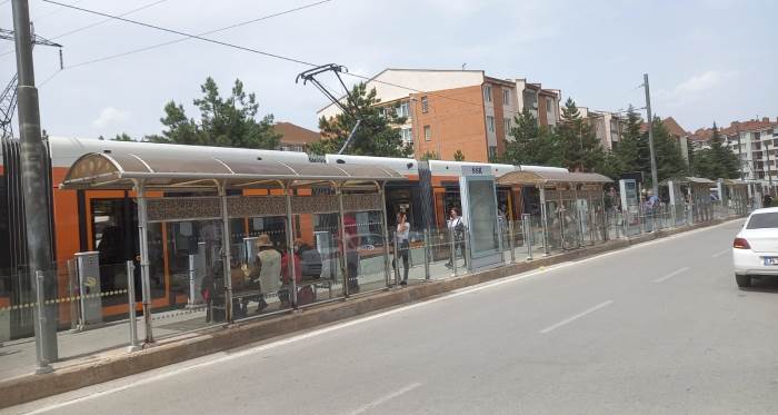 Eskişehir'de tramvay duraklarının turnike sorunu!