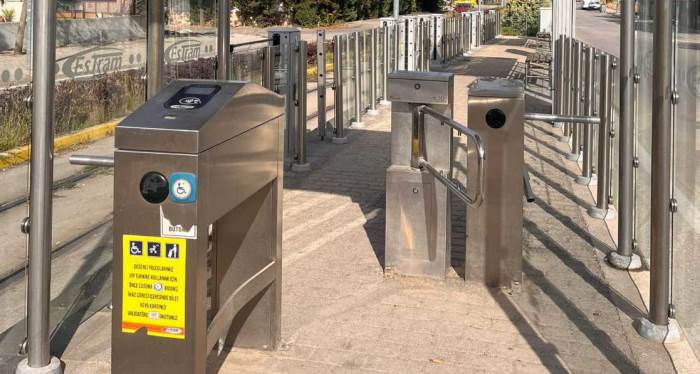 Eskişehir'de tramvay turnikesi bozulunca ortalık karıştı!