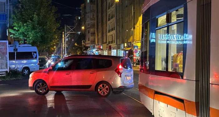 Eskişehir'de tramvay yoluna girince ortalık karıştı!