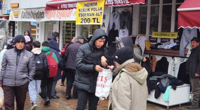 Eskişehir’de uygun fiyatlı kışlık ürünler için uzun kuyruklar oluştu