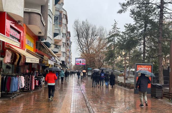 Eskişehir'de yağmurlu hava, alışverişe engel olmadı