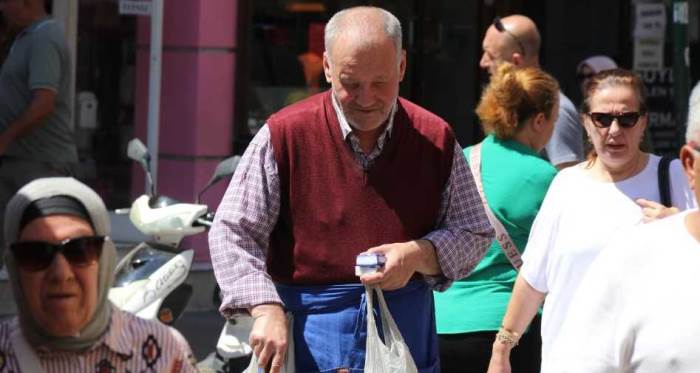 Eskişehir'de yara bandı ve mendik satarak bunları başardı...