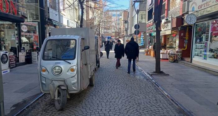 Eskişehir'de yaya yolları araçlarla işgal ediliyor: Kazalara davetiye çıkıyor!