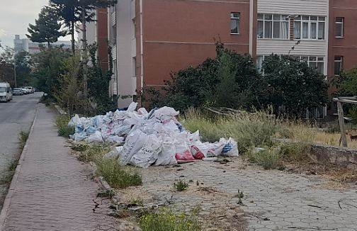 Eskişehir'de yola bırakılan taş dolu çuvallar tepki çekti