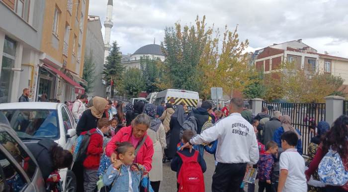 Eskişehir'deki bir okulun önündeki sorundan veliler tepkili!