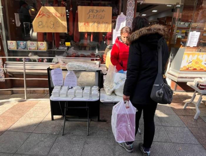 Eskişehir'deki bir şarküteri mağazası yoğun ilgi görüyor