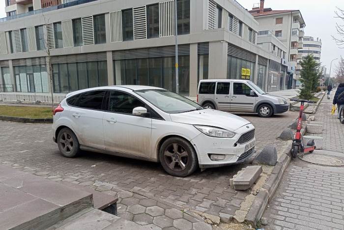 Eskişehir'deki kaldırıma park edilen araçlar düzensizlik yarattı