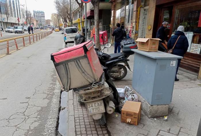 Eskişehir'deki motosikletlerin kaldırıma park edilmesi sorun yaratıyor