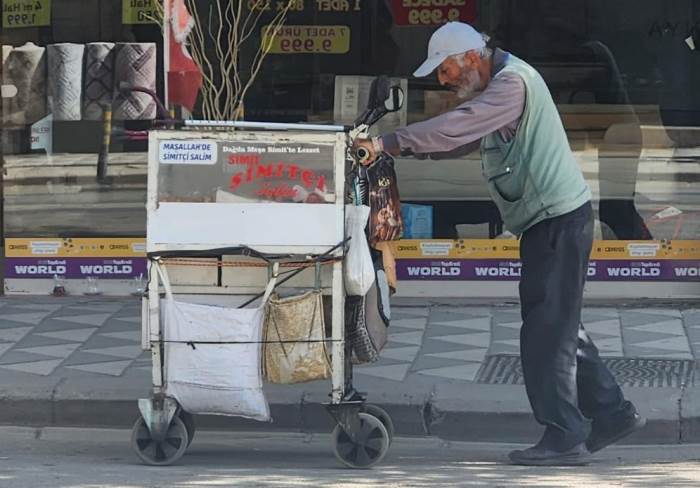 Eskişehir'deki simitçi hem dikkat çekti hem de düşündürdü