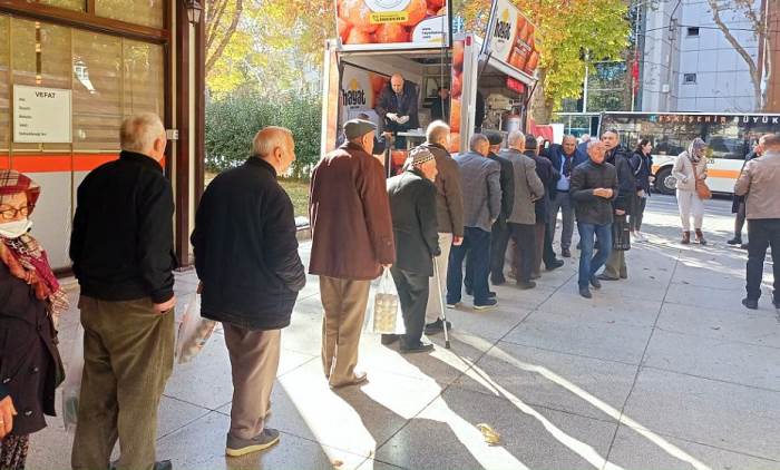 Eskişehir'deki uzun kuyruğun sebebi duygulandırdı