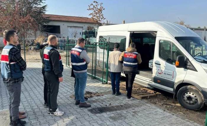 Eskişehir'deki yasadışı göçmenlere operasyon: 44 kişi yola çıktı!