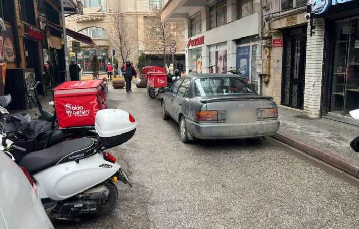 Eskişehir'in 'trafiğe kapalı' sokağı otopark oldu!