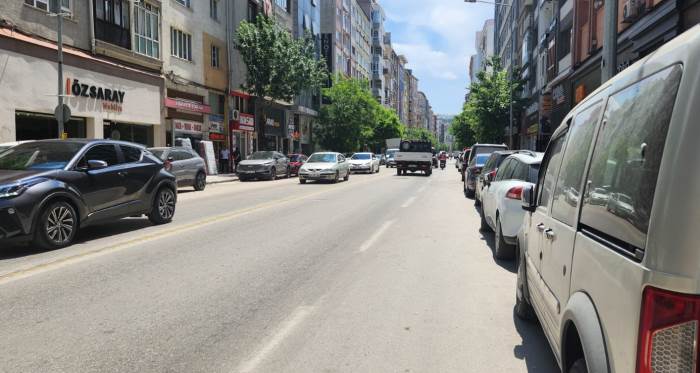 Eskişehir'in en işlek caddesinde çileden çıkaran park sorunu!