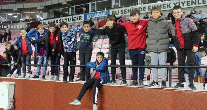 Eskişehir'in gelecekteki futbolcuları tribünde