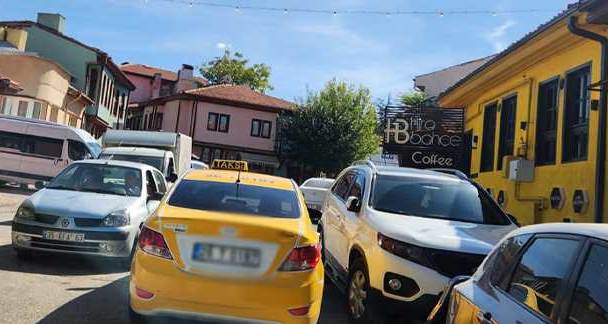 Eskişehir'in gözde turistik merkezinde trafik çilesi!