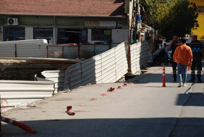 Eskişehir'in işlek caddesinde yol çöktü: İşte kamera görüntüleri