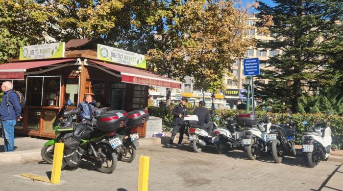 Eskişehir'in merkezine bırakılan motosikletler tepki çekti