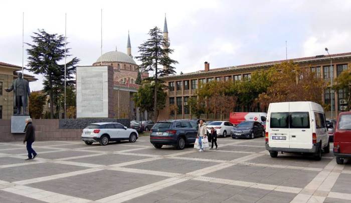 Eskişehir'in önemli noktasında sürücüler yasak dinlemiyor!