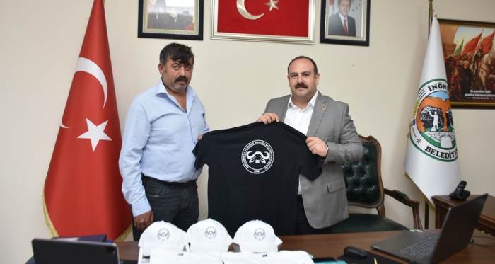 Eskişehir İnönü Belediyesi üreticilere tişört ve şapka desteği verdi