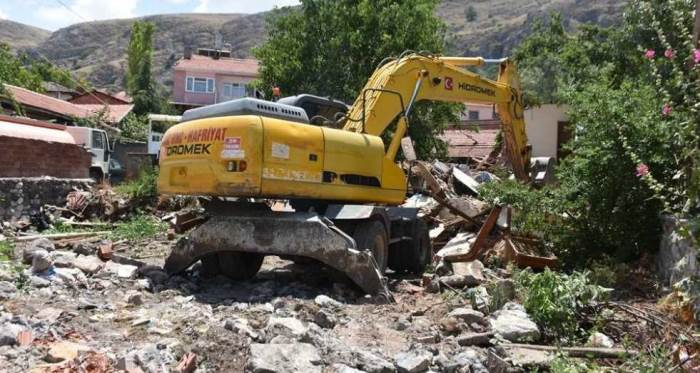 Eskişehir İnönü'de metruk evlerin yıkımı başladı