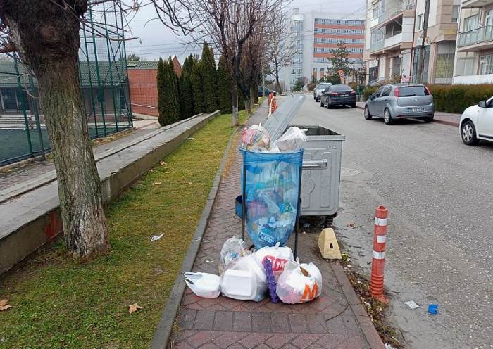 Eskişehir kaldırımındaki çöp birikintisi tehlike yaratıyor