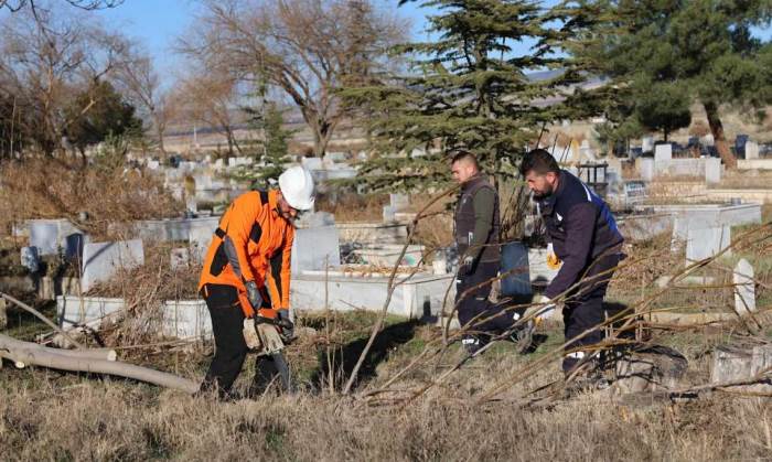 Eskişehir mezarlıklarında temizlik ve bakım seferberliği