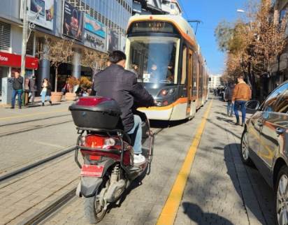 Eskişehir tramvay yolundaki tehlikeli sürüş korkuttu!