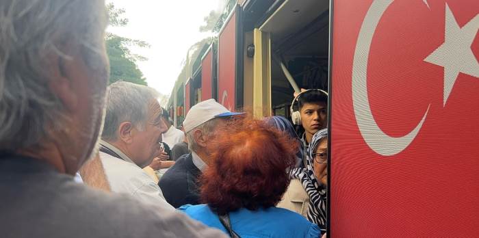 Eskişehir tramvaylarındaki yoğunluk vatandaşları bezdirdi