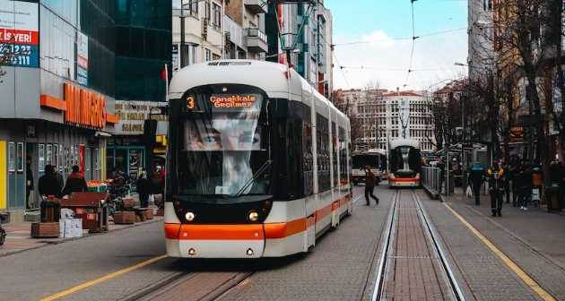 Eskişehirliler dikkat: Tramvay ve otobüs saatleri güncellendi!