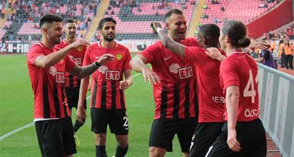 Eskişehirspor'da 4 futbolcu ile daha...