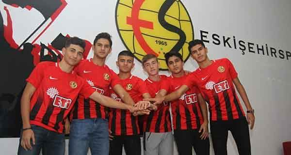 Eskişehirspor'da altyapıdan 6 oyuncuya imza