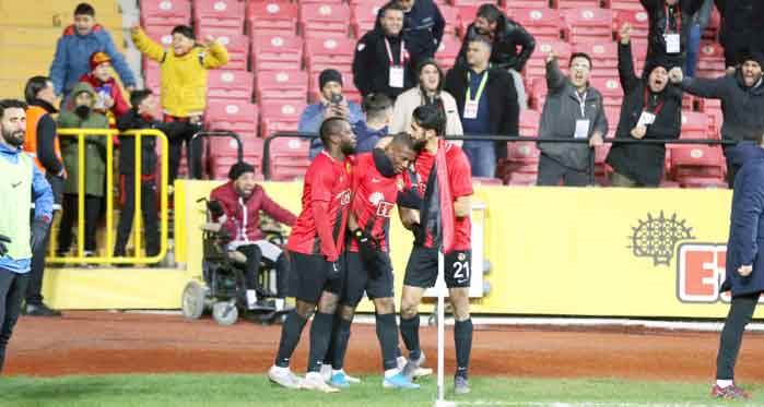 Eskişehirspor'da takımı o sırtlıyor!