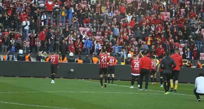 Eskişehirspor oyuncuları taraftarı alkışladı!