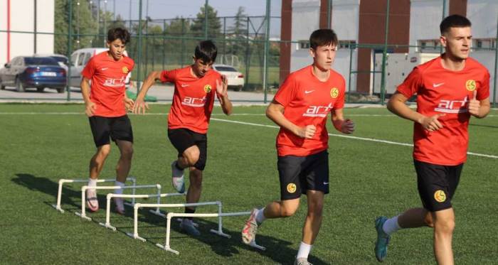 Eskişehirspor U-19 Takımı hazırlıklarına devam ediyor