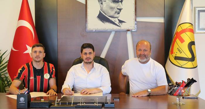 Eskişehirspor yeni transferine imzayı attırdı!