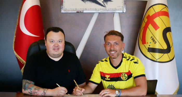 Eskişehirspor yeni transferine imzayı attırdı