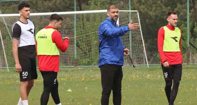  Eskişehirsporlu futbolcular görüşme odasına...