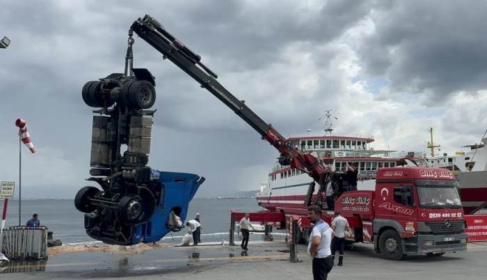 Feci kaza: Tır denize düştü!