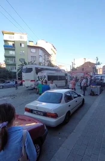 Freni Boşalan Otobüs Park Halindeki 4 Araca Çarptı: 2 Yaralı
