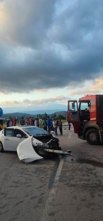 Gediz’De 2 Araç Çarpıştı: 6 Yaralı
