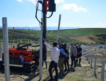 Gediz’De Güneş Enerji Santrali Kurulum Çalışmaları Başladı
