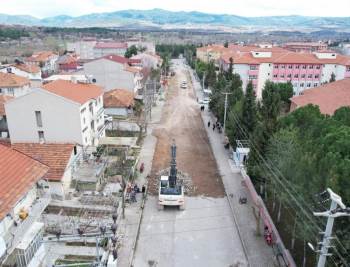 Gediz’De Parke Taşları Yenileniyor
