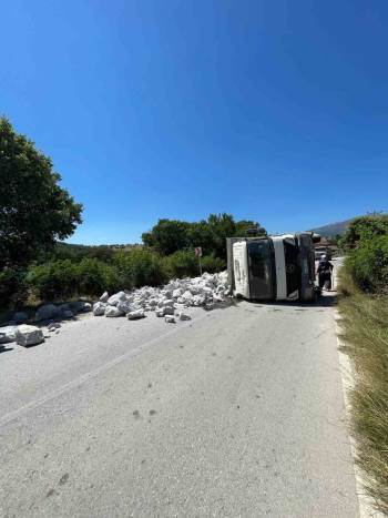 Gediz’De Taş Yüklü Kamyon Kaza Yaptı, 1 Yaralı
