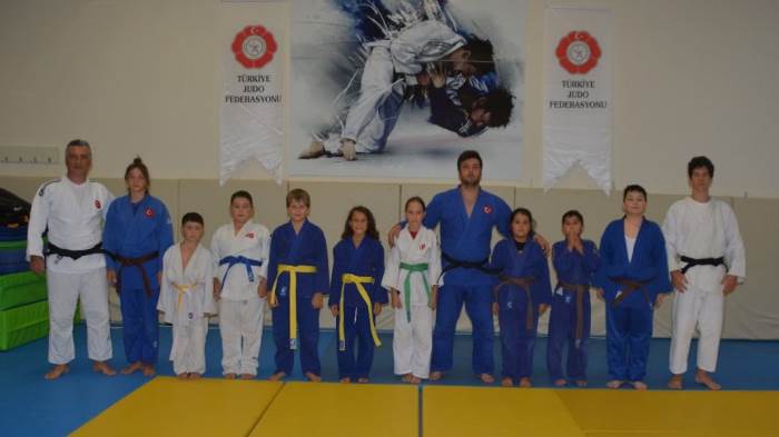 Gençler judo ile dinç kalıyor