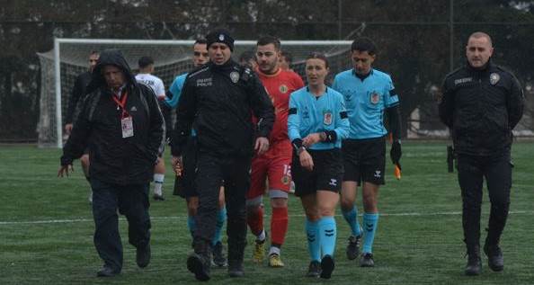 Hakem polis eşliğinde çıktı